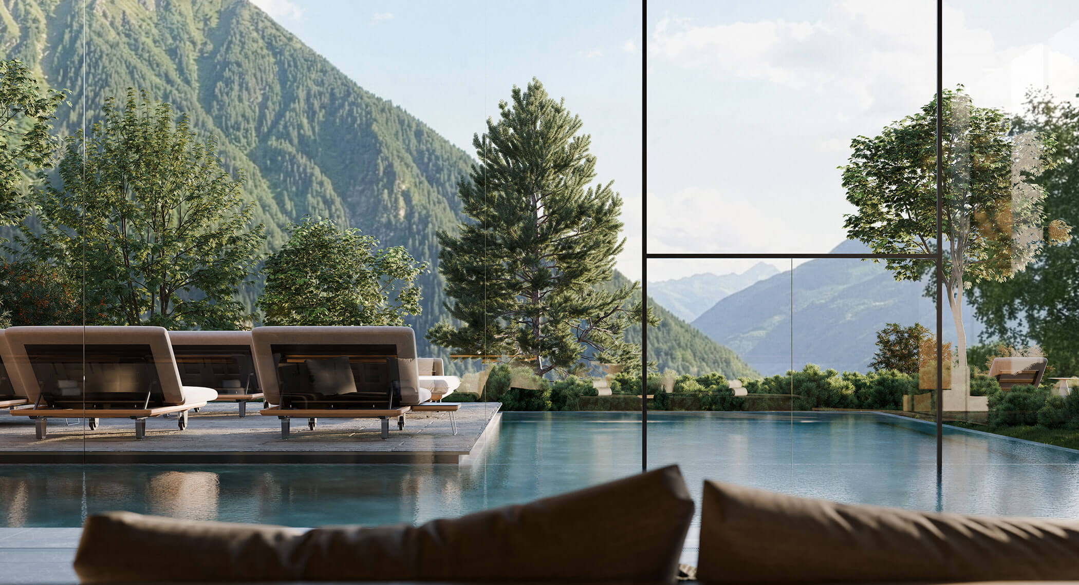 La piscina a sfioro con sedie a sdraio si affaccia su montagne verdeggianti attraverso ampie vetrate. - Hotel Moosmair